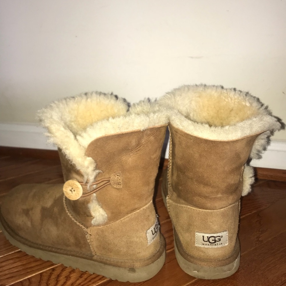 UGG AUSTRALIA BAILEY BUTTON 5Y/W7